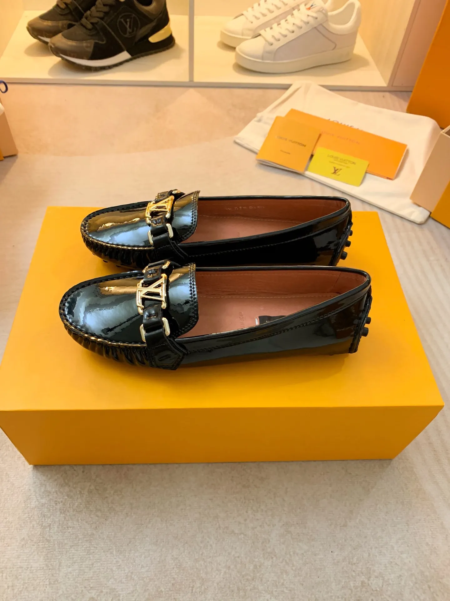 p460💰Couple model❤️🇫🇷 𝙇𝙤𝙪𝙞𝙨 𝙑𝙪𝙞𝙩𝙩𝙤𝙣 🇫🇷Louis Vuitton 2023 Classic𝓛𝓿 𝓣𝓻𝓪𝓲𝓷𝓮𝓻 Sports Series ➪➪➪¯ [Arizona Doudou Shoes Series] ▪️▪️▪️Arizona slip-on shoes are made of Monogram Eclipse canvas. Its hand-painted and dyed edges and hand-sewn uppers fully demonstrate Louis Vuitton's traditional shoemaking craftsmanship. This slip-on shoe is very lightweight. The integrated tongue and upper make it particularly comfortable and flexible. The soft outsole is equipped with rubber padding. Decorated with matching sash. Detailed features: ☑️Monogram Eclipse canvas ☑️Black Eclipse pattern ☑️Hand-painted shoe edges ☑️Hand-sewn uppers (each pair takes time to process) ☑️Integrated tongue and upper construction ☑️Outsole equipped with rubber lining ☑️size: 35_46
